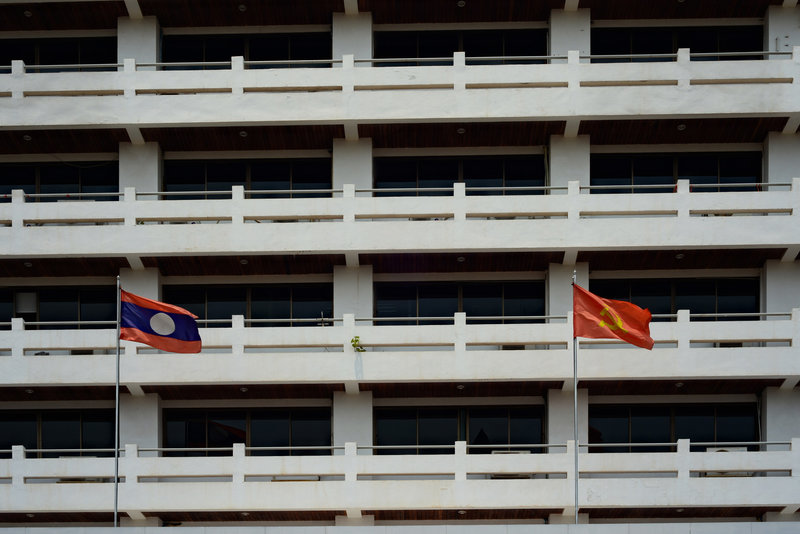 Laotische und chinesische Flagge nebeneinader
